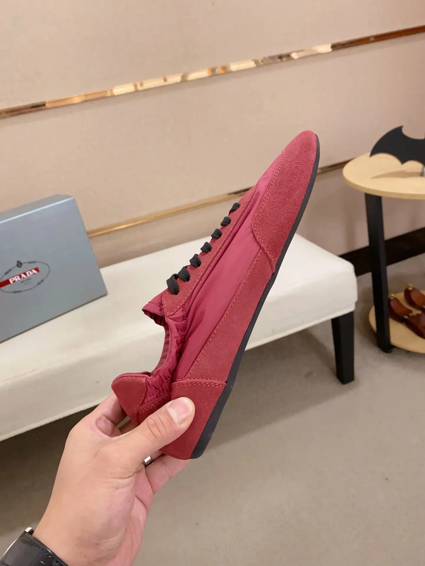 Men's shoes 💰 500💰 ✔️✔️✔️High version High-quality new PRADA counters are launched simultaneously. The new men's shoes and 😘fabrics are selected from first-layer cow suede and waterproof fabrics, and are made by pure handicrafts. Lining: Full sheepskin lining. 👍🏿 High-end ☄️ air-cushion molded anti-slip rubber outsole, exquisite lines, simple and elegant, comfortable and high-end for leisure travel. Number of yards: 38 to 44. Can be customized45
